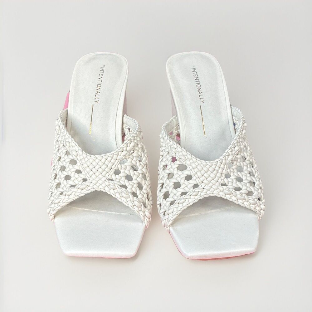 New with box INTENTIONALLY BLANK CASSANDRA VEGAN HEELS Size 5